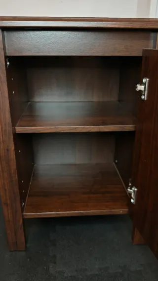 Mesa de noche de madera