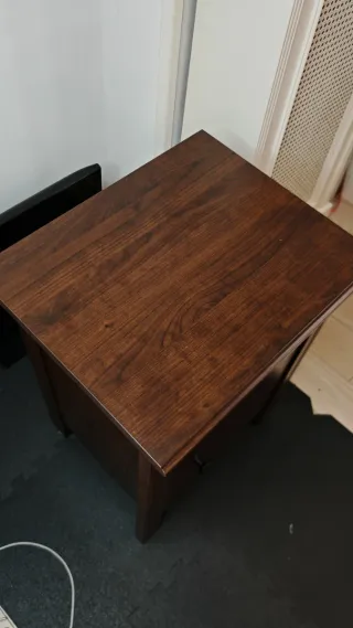 Mesa de noche de madera