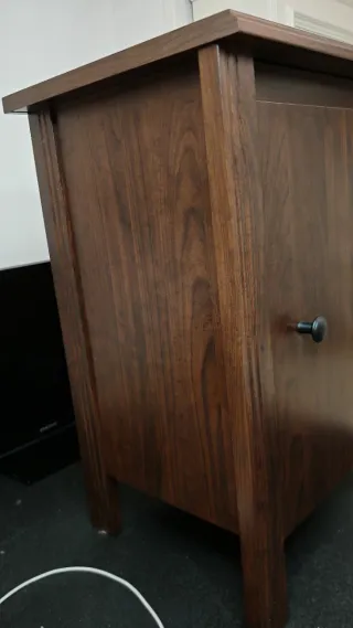 Mesa de noche de madera