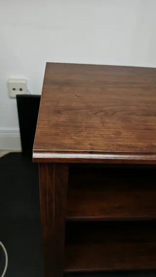 Mesa de noche de madera