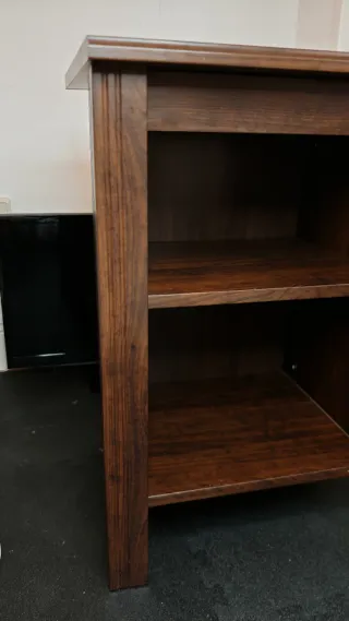 Mesa de noche de madera