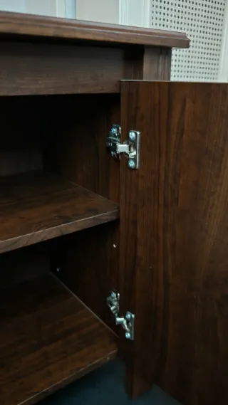 Mesa de noche de madera