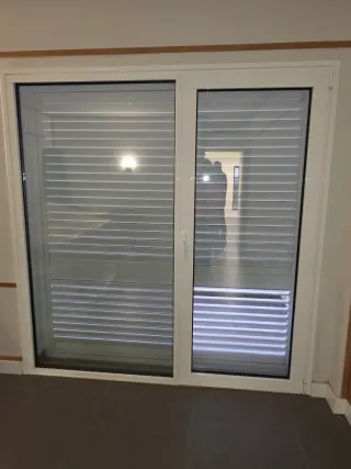 Ventanales PVC con persianas