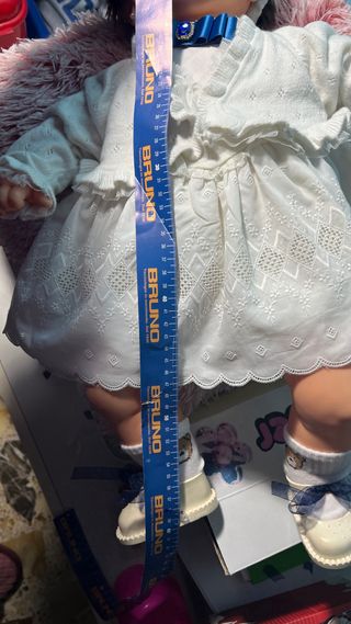 Bambola vintage con vestito bianco