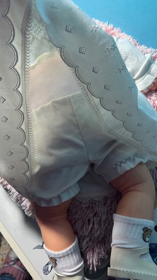 Bambola vintage con vestito bianco