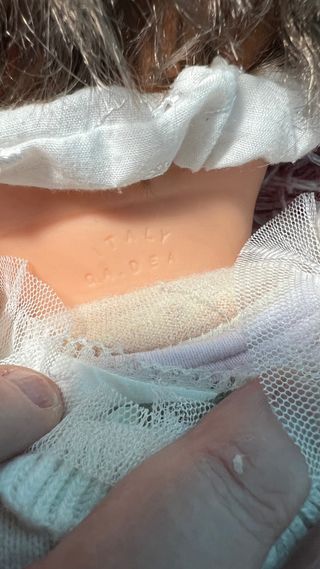 Bambola vintage con vestito bianco