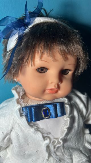 Bambola vintage con vestito bianco