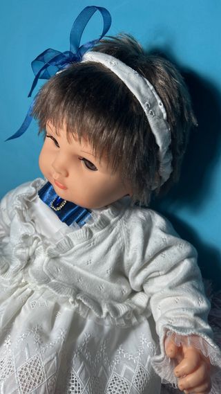 Bambola vintage con vestito bianco