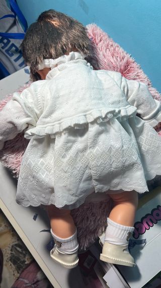 Bambola vintage con vestito bianco