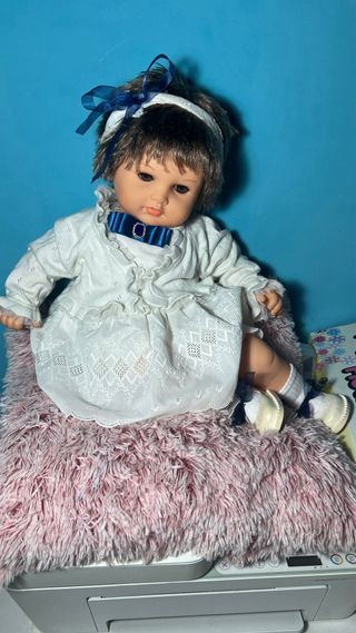 Bambola vintage con vestito bianco