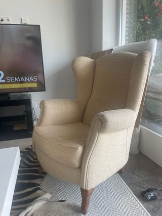 Sillón orejero beige tela y madera