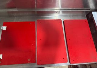 Estanterías metálicas y vitrina refrigerada