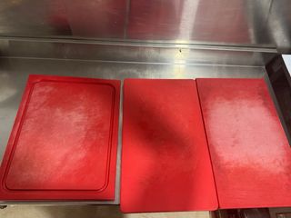 Estanterías metálicas y vitrina refrigerada