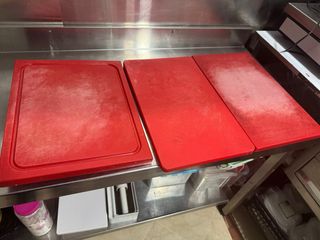 Estanterías metálicas y vitrina refrigerada