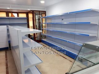 Estanterías metálicas y vitrina refrigerada