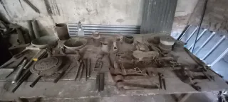 Herramientas antiguas y báscula