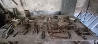 Herramientas antiguas y báscula