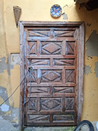Puerta de madera rústica