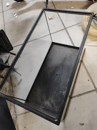 Pecera de cristal con marco negro.