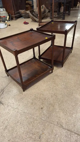 2 Mesitas auxiliares de madera