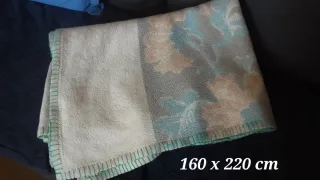 Manta antigua de lana 140 x 195 cm , regalo otra.