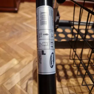 Andador 4 ruedas plegable. Asiento, cesta y frenos