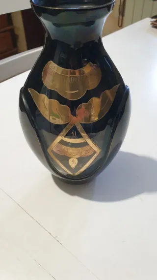 Jarra de latão com detalhes dourados