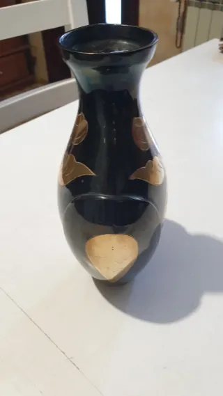 Jarra de latão com detalhes dourados