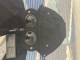 Chaqueta CP Company Negra con Capucha y Gafas