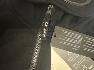 Chaqueta CP Company Negra con Capucha y Gafas