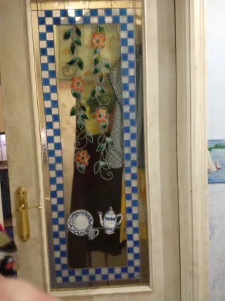 Puerta de cristal decorada