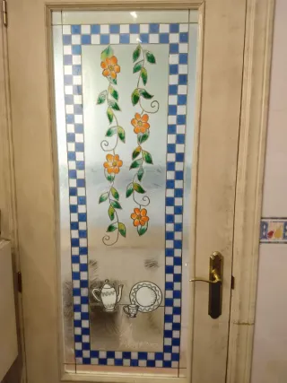 Puerta de cristal decorada