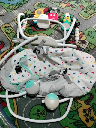 Mecedora para bebé con juguetes