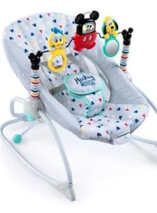 Mecedora para bebé con juguetes