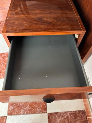 Mesa de despacho de madera oscura