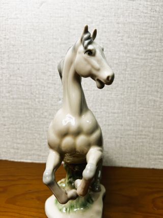 Figura de caballo Mustang en porcelana vintage