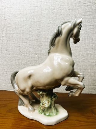 Figura de caballo Mustang en porcelana vintage