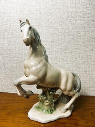 Figura de caballo Mustang en porcelana vintage
