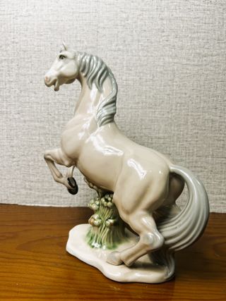 Figura de caballo Mustang en porcelana vintage