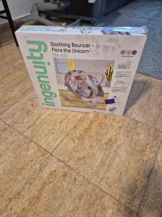 Mecedora de bebé rosa y gris