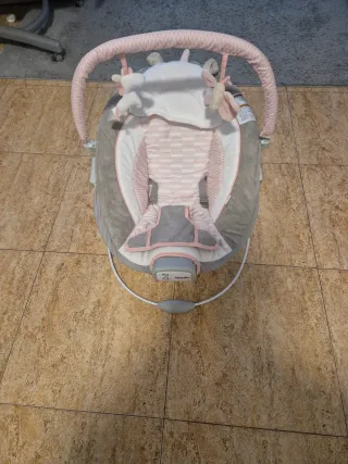 Mecedora de bebé rosa y gris