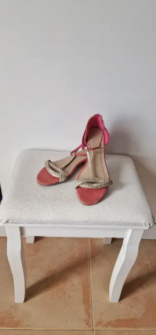 Sandalias color coral con cuña