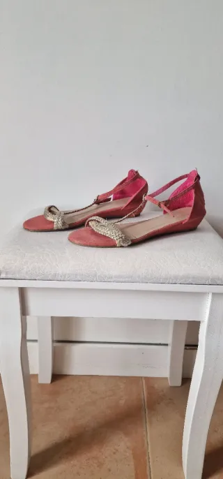 Sandalias color coral con cuña
