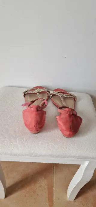 Sandalias color coral con cuña