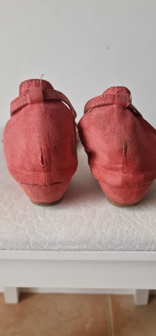 Sandalias color coral con cuña