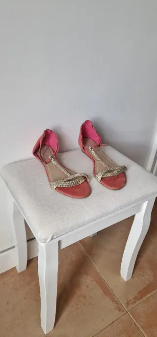 Sandalias color coral con cuña