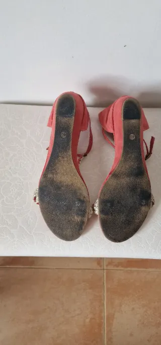 Sandalias color coral con cuña