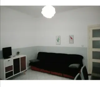 Se alquila habitación a mujer latina