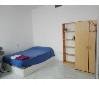 Se alquila habitación a mujer latina