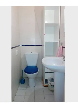 Se alquila habitación a mujer latina